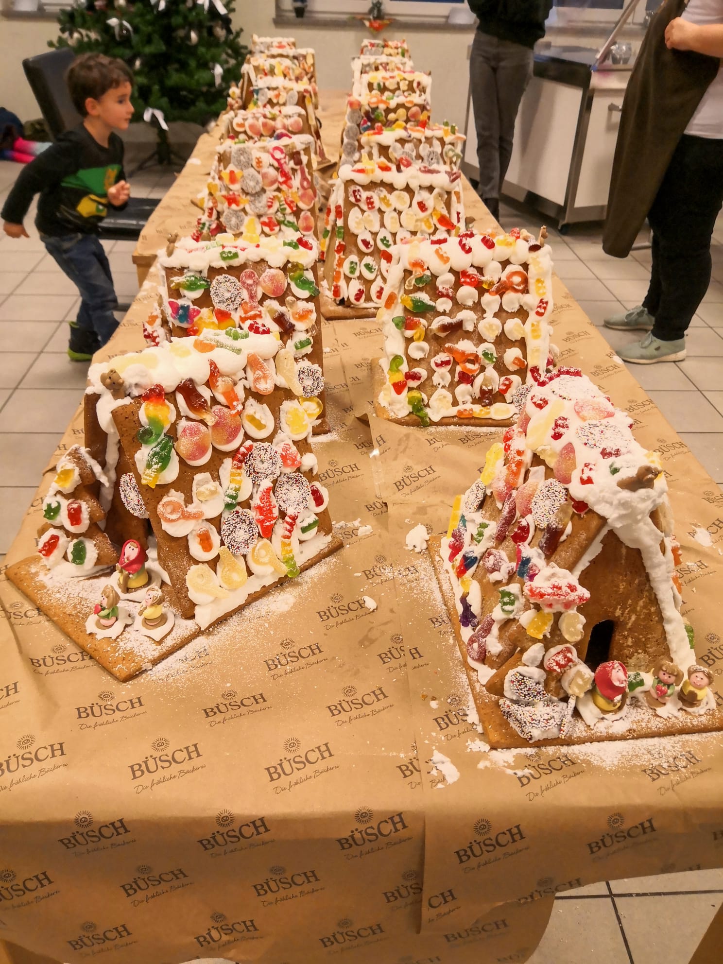 Die „Minis“ – Lebkuchenhaus basteln im Vereinsheim