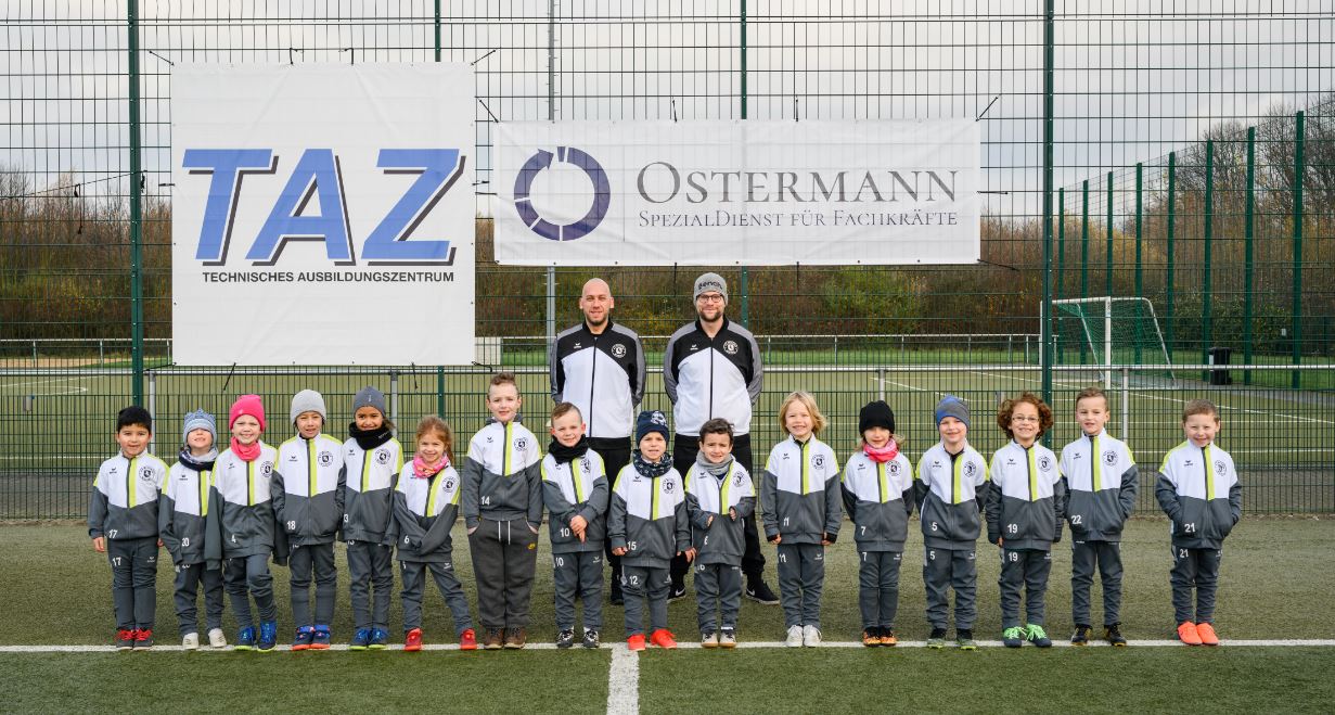 „Die Minis – Ausstattung mit Trainingsanzügen dank Sponsoring der Firma Ostermann Personaldienstleistung / TAZ(Technisches Ausbildungszentrum GmbH)“