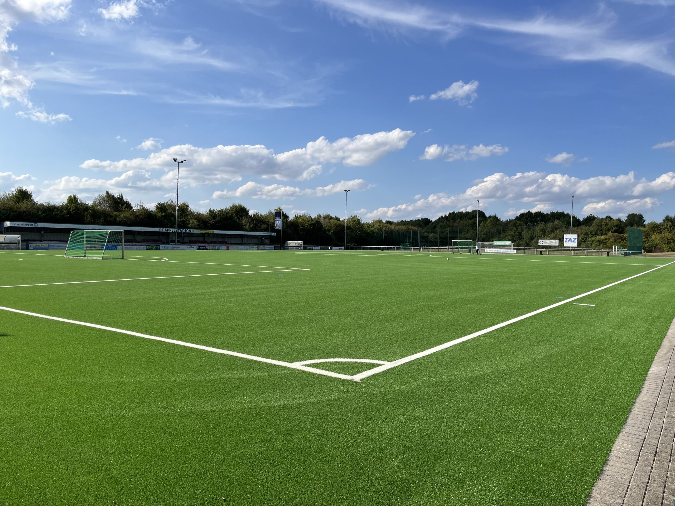 Der Teppich liegt – Das Pappelstadion im neuen Grün!